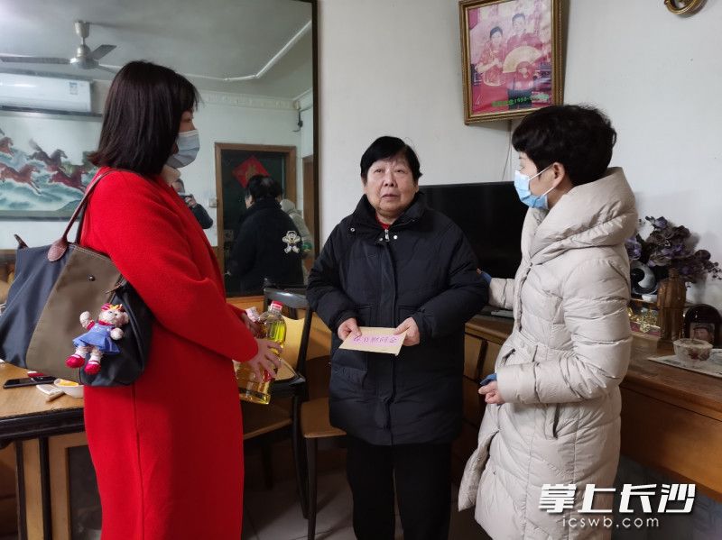 區(qū)人大代表、愛心單位上門慰問八角亭“三老”困難老人,。