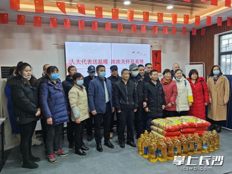 區(qū)人大代表邱平安為轄區(qū)居民送溫暖,。    均為通訊員供圖