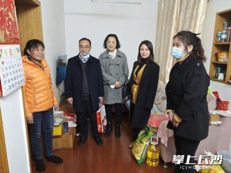 金盆嶺街道政協(xié)委員組走訪慰問困難群眾,，聆聽民生需求,。