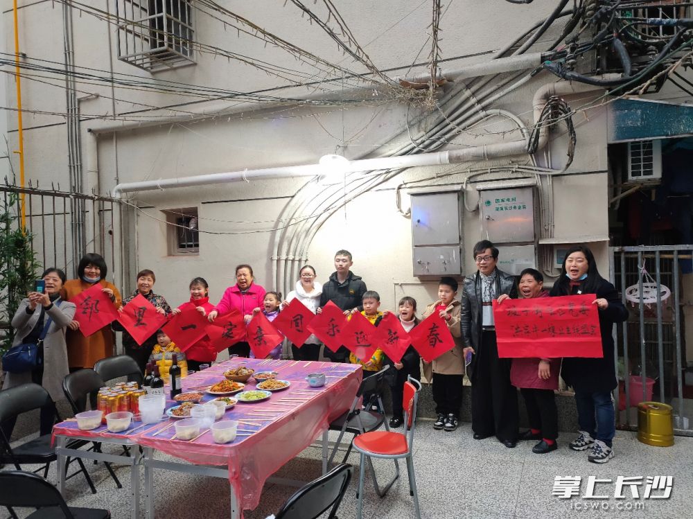 坡子街社區(qū)洪家井鄰里老小,、志愿者歡聚一堂，同樂(lè)迎新春,。