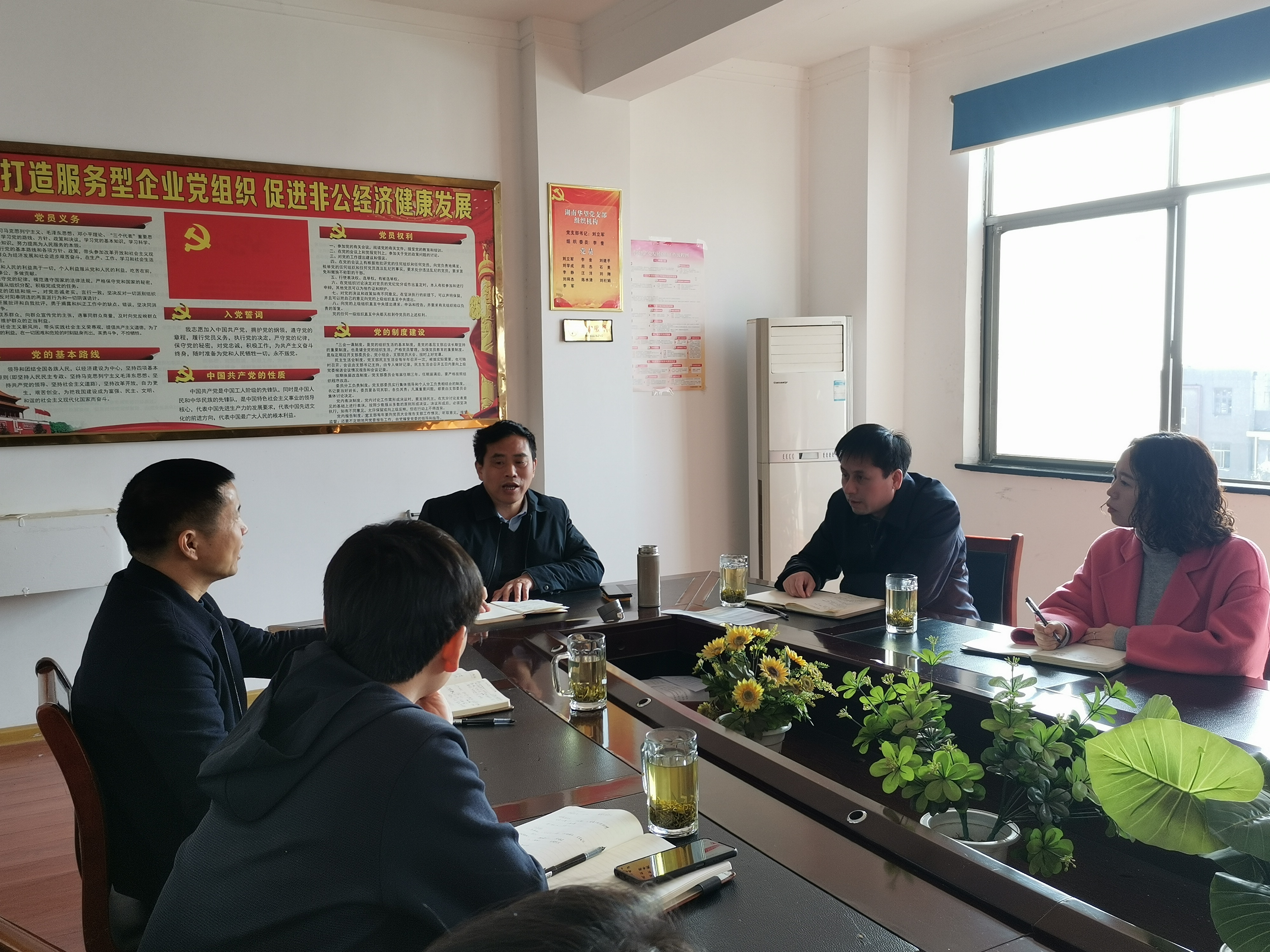 新春上班第一天,，望城區(qū)行政審批服務(wù)局相關(guān)負(fù)責(zé)人前往企業(yè)進行幫扶指導(dǎo),，為企業(yè)釋疑解惑。
