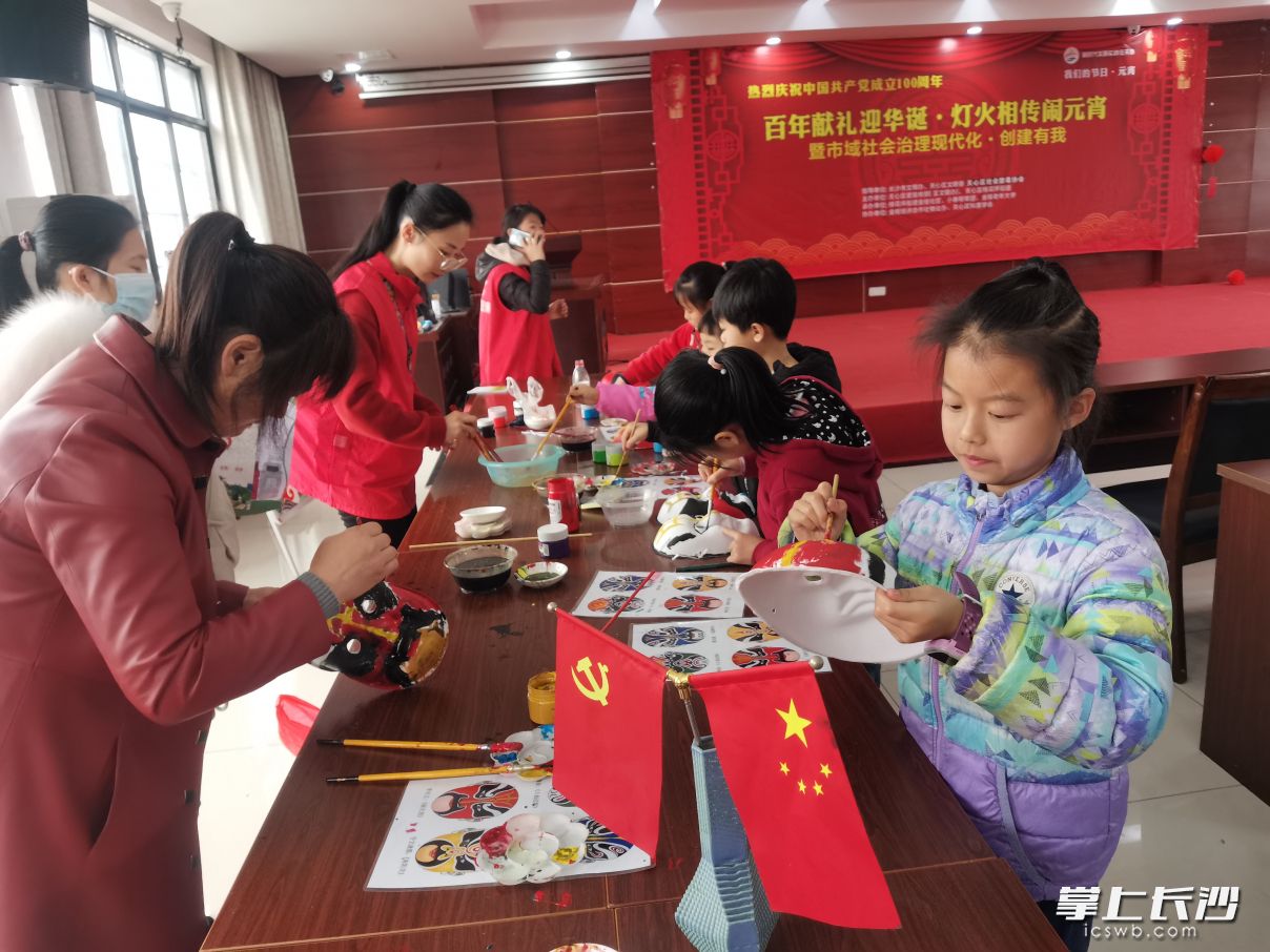 學(xué)習(xí)傳統(tǒng)文化,，燈火相傳鬧元宵。長(zhǎng)沙晚報(bào)全媒體記者 王斌 攝