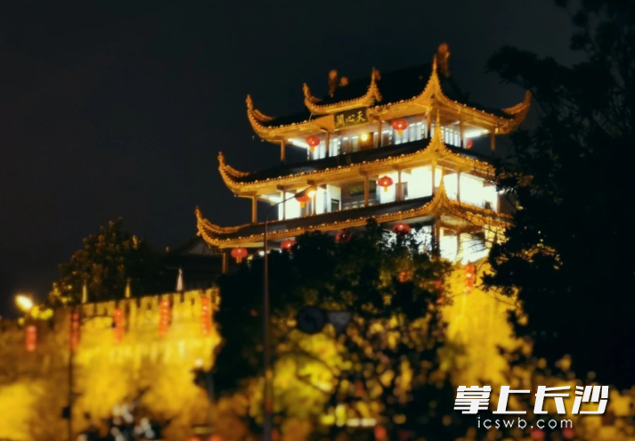 天心閣點(diǎn)起燈籠,。長沙晚報全媒體記者 王斌 攝