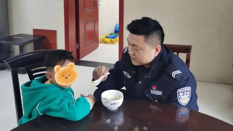 民警將小孩帶回派出所照顧,。圖片均為通訊員 提供