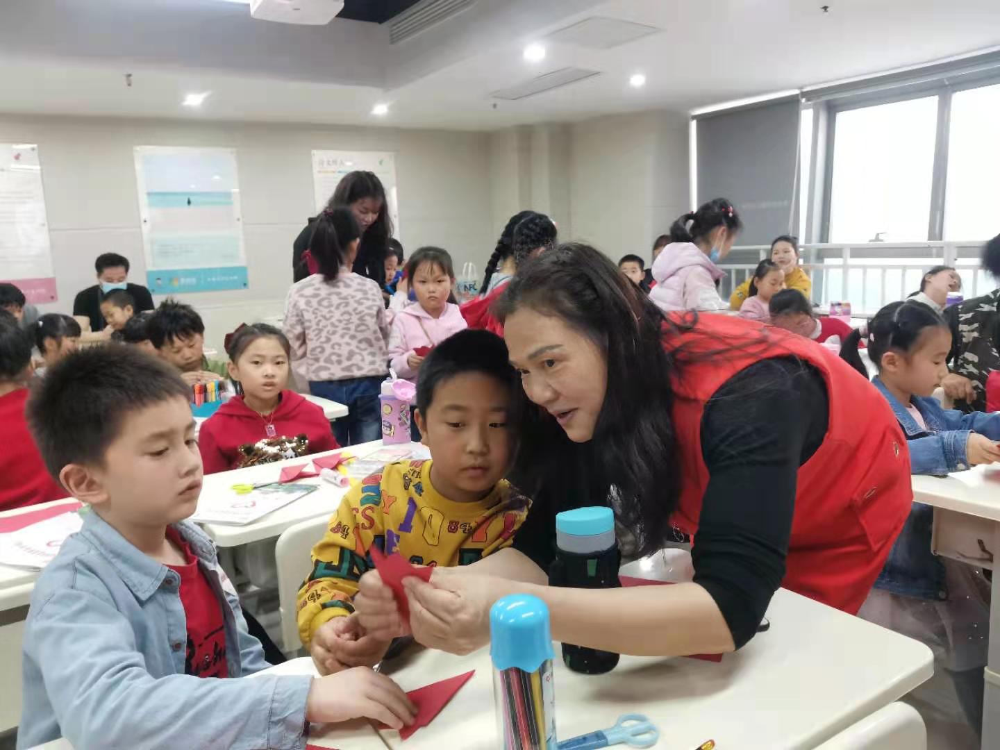 小朋友們正在學習手工制作,。長沙晚報全媒體記者 王斌 攝