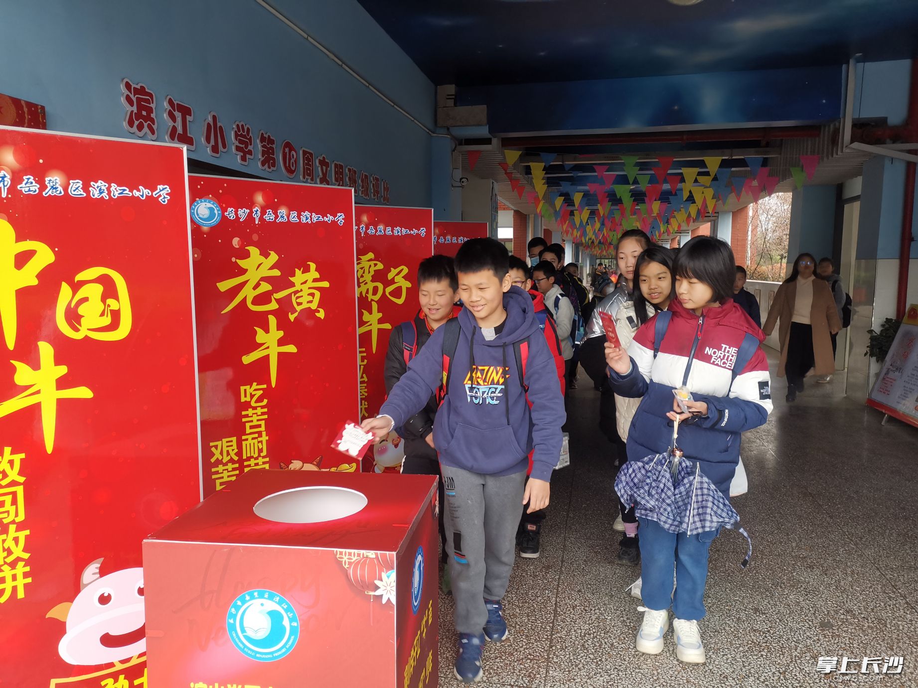 開學(xué)第一天,，濱江小學(xué)學(xué)子紛紛寫下新學(xué)期目標(biāo)心愿,。長沙晚報通訊員 李雙 攝