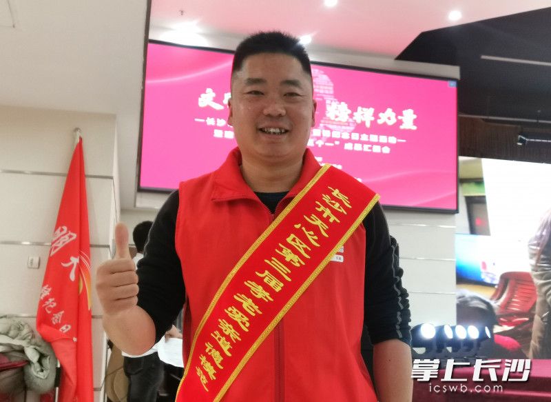 湯俊杰被評為天心區(qū)十大道德模范,，表示很開心,。長沙晚報(bào)全媒體記者 王斌 攝