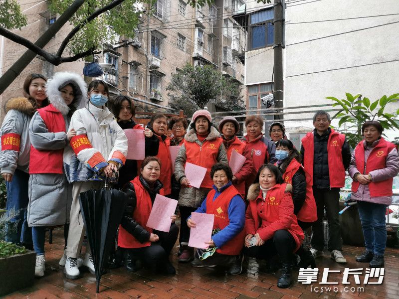 燕子嶺社區(qū)志愿者集合起來(lái)準(zhǔn)備開展工作,。