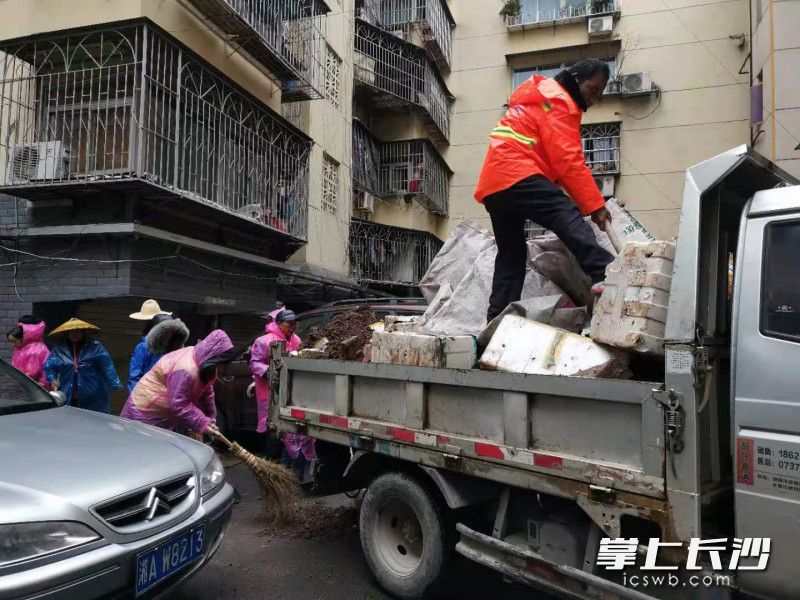 新開鋪志愿者和環(huán)衛(wèi)工人將垃圾裝車運走。 長沙晚報通訊員 張覺新 供圖