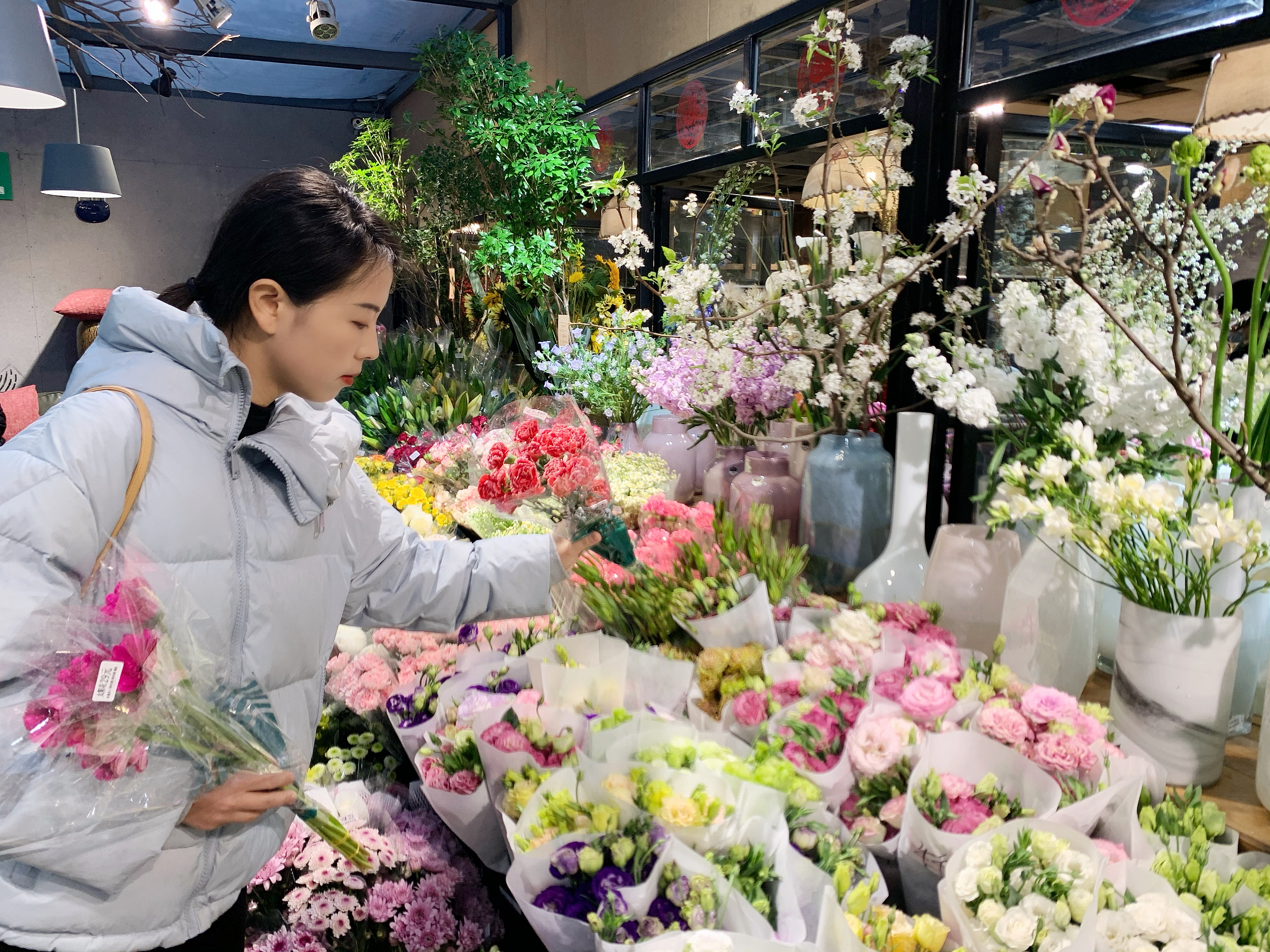 在三湘花卉市場的都市花鄉(xiāng),，各種鮮花姹紫嫣紅，市民正在選購,。