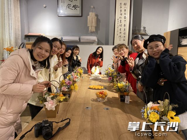 同升湖社區(qū)的花藝大賽上,，青春的臉龐和繽紛的鮮花相映成景,。 長沙晚報通訊員  何芳 攝