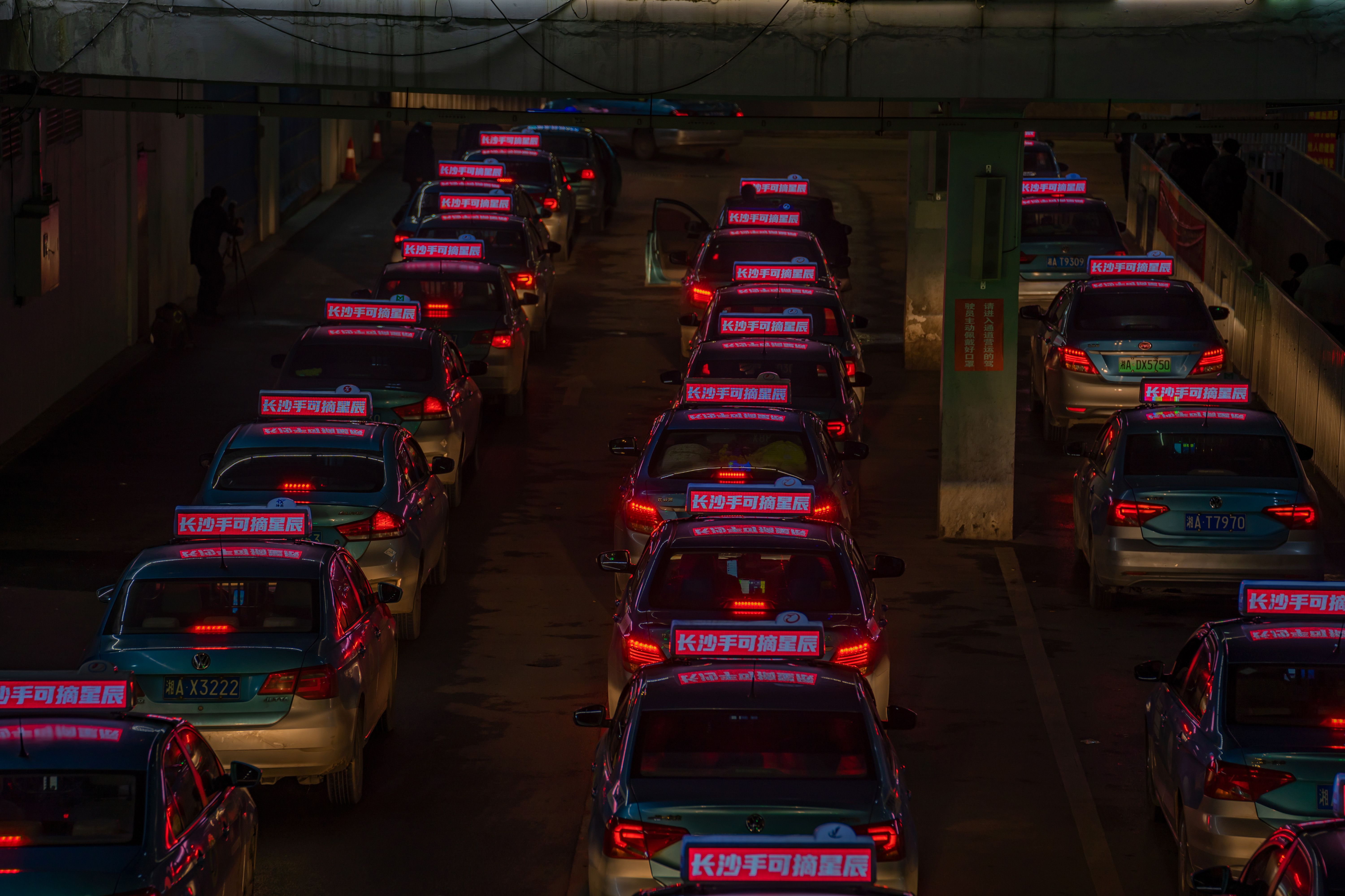  3月7日18時(shí),，長沙南站黎托高速汽車站出租車頂燈紛紛亮起“長沙手可摘星辰”粉紅色字樣,。 長沙晚報(bào)全媒體記者 鄧迪 攝