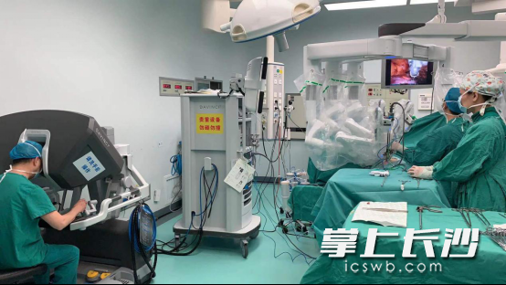 中南大學湘雅醫(yī)院胸外科主任張春芳教授團隊成功實施省內(nèi)首例機器人輔助單孔手術(shù)。  醫(yī)院供圖