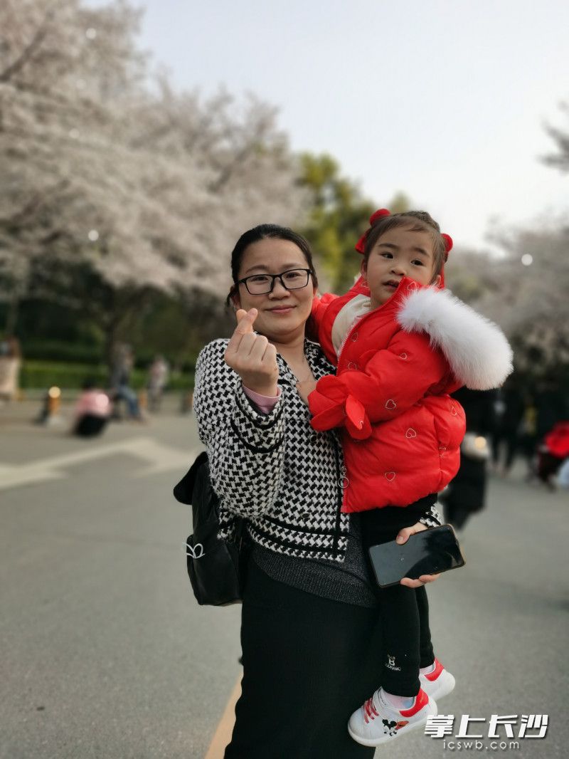 長沙抗疫英雄和家人赴武漢櫻花之約。   受訪者供圖