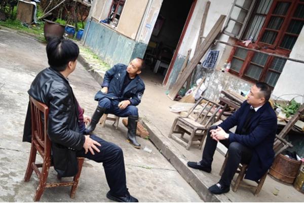 先鋒街道工作人員入戶走訪，講政策,、談規(guī)劃,，受到居民群眾的歡迎,。全媒體記者 王斌 通訊員 黃雅玲 高利青 攝影報道