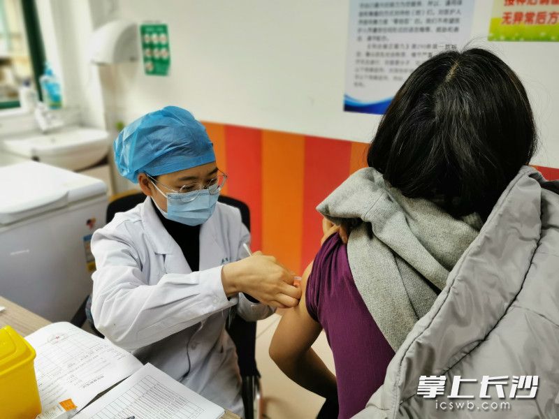 市民在開福區(qū)芙蓉北路街道社區(qū)衛(wèi)生服務(wù)中心接種新冠疫苗,。  長沙晚報全媒體記者 彭放 攝