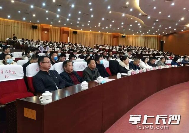 與會(huì)者認(rèn)真聽(tīng)取專題講座,。