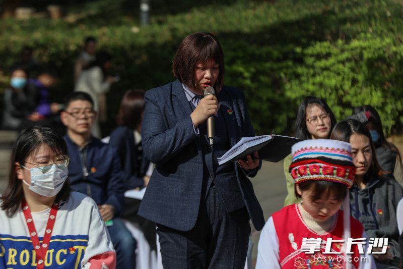 清水塘社區(qū)黨委書(shū)記湯國(guó)清正在提問(wèn),。