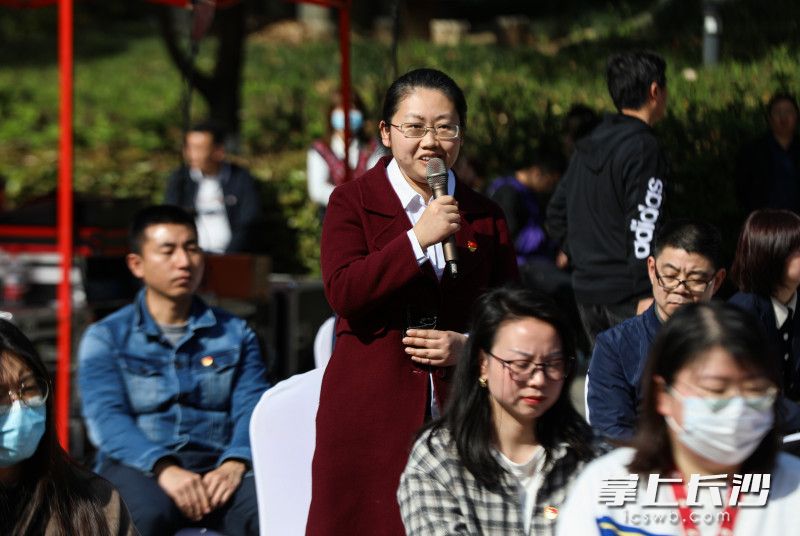 長(zhǎng)沙黨史館副館長(zhǎng)羅業(yè)永正在提問(wèn)。 