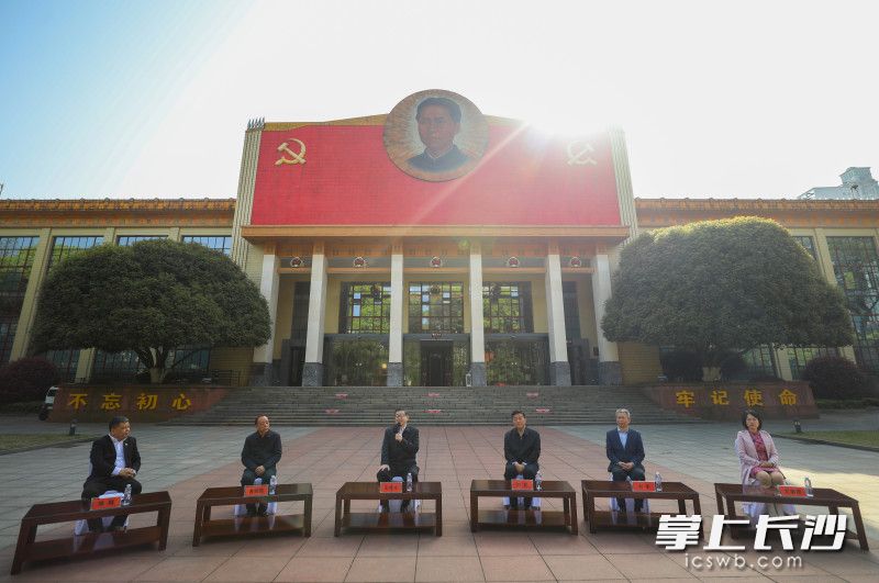 25日上午,，中央宣講團(tuán)成員,、十三屆全國(guó)政協(xié)民族和宗教委員會(huì)主任王偉光來(lái)到中國(guó)共產(chǎn)黨長(zhǎng)沙歷史館，圍繞黨史學(xué)習(xí)教育與長(zhǎng)沙基層黨員干部群眾代表互動(dòng)交流,。 均為長(zhǎng)沙晚報(bào)全媒體記者 易億 攝