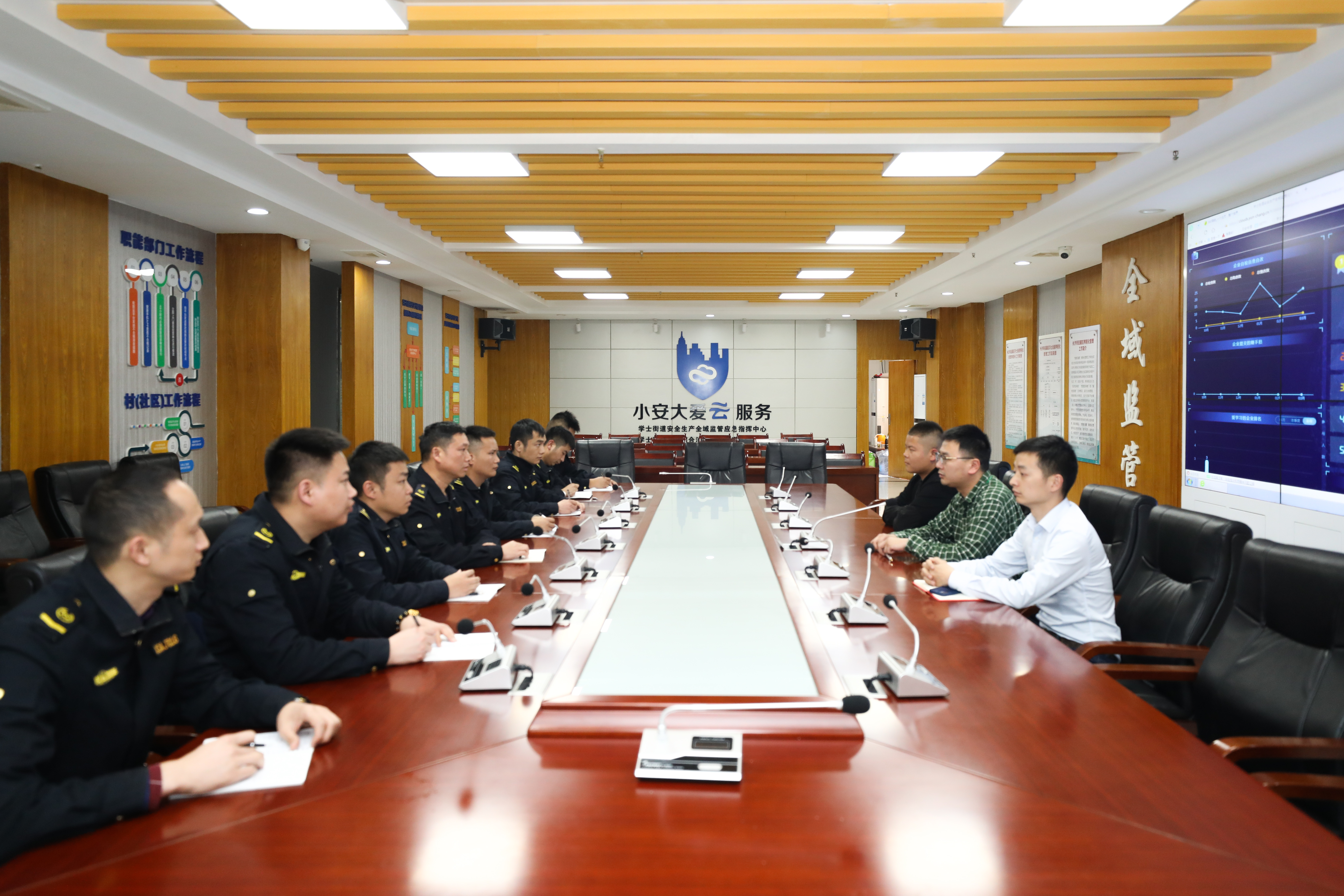 3月29日下午,，岳麓區(qū)學(xué)士街道“小安大愛”云服務(wù)指揮中心正在進(jìn)行聯(lián)委會輔導(dǎo)活動,。長沙晚報全媒體記者 易億 攝