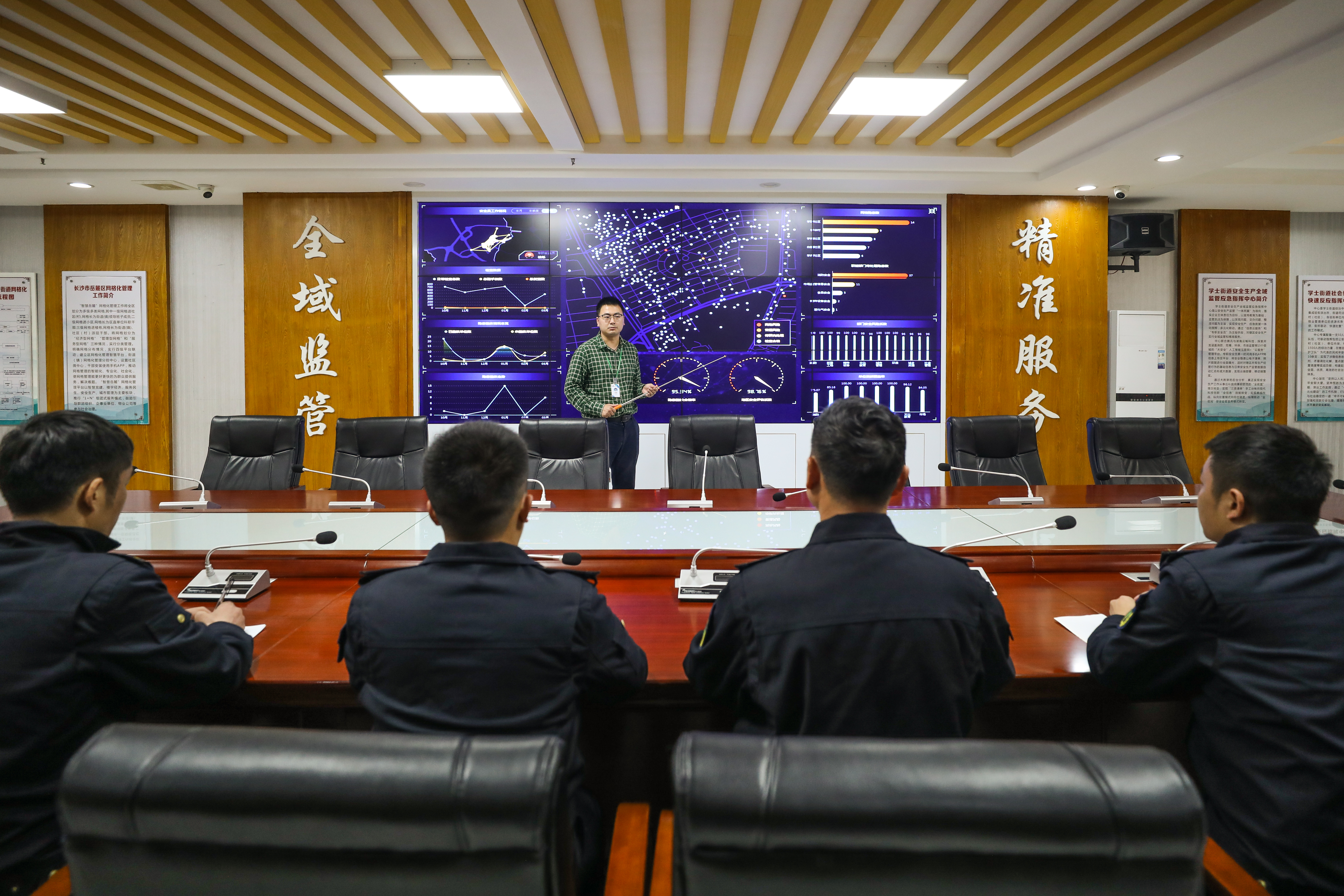 活動現(xiàn)場，與會人員正討論安全監(jiān)管工作,。長沙晚報全媒體記者 易億 攝