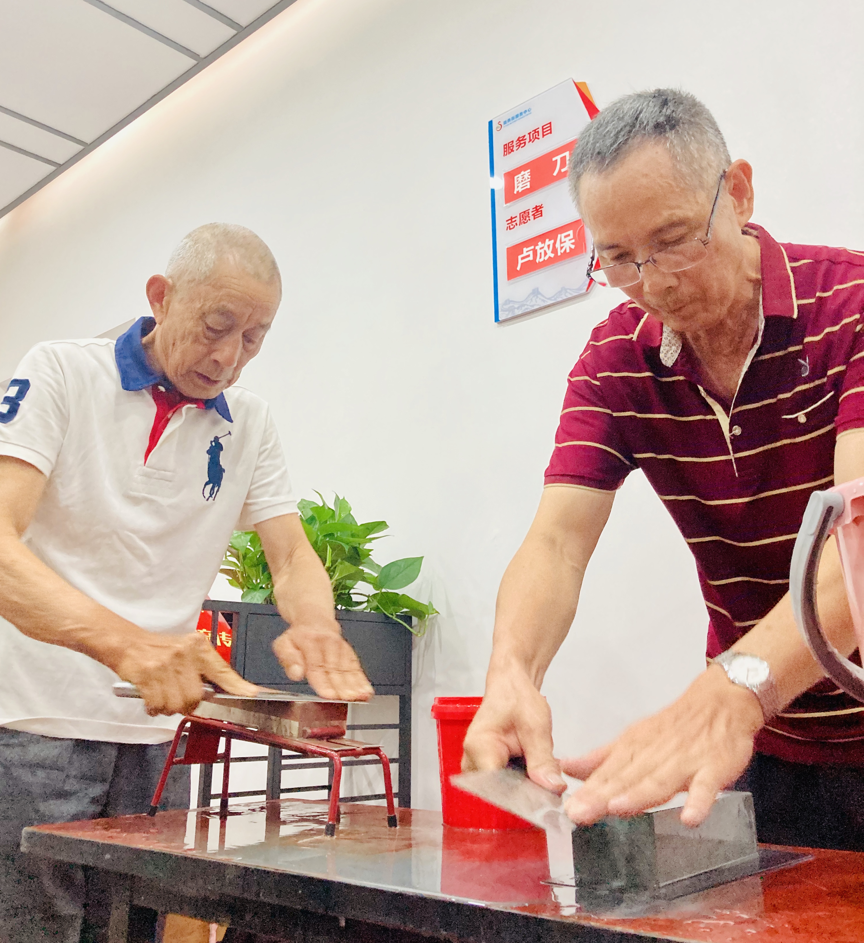 黨員老手藝人在湘江世紀城小區(qū)“益條街”開展志愿服務,。 長沙晚報全媒體記者 李卓 攝