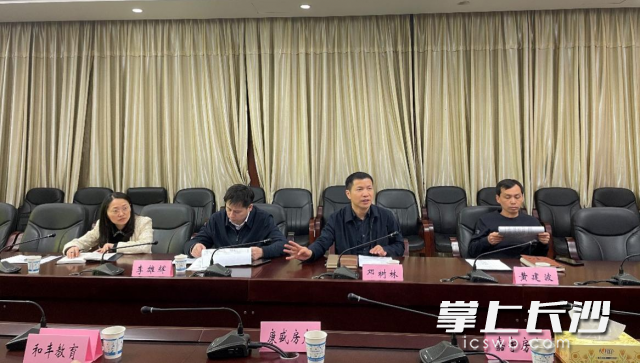 望城區(qū)行政審批服務(wù)局相關(guān)負(fù)責(zé)人為企業(yè)釋疑解惑,。