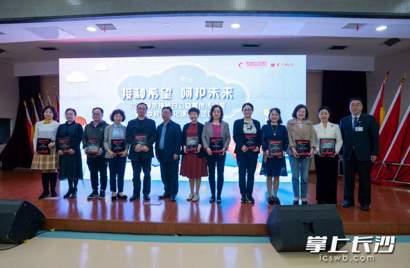 湖南省婦幼保健院15位知名專(zhuān)家受聘為長(zhǎng)沙晚報(bào)“三湘名醫(yī)智庫(kù)”專(zhuān)家，他們將對(duì)孕婦學(xué)校規(guī)范化課程進(jìn)行指導(dǎo)把關(guān),。