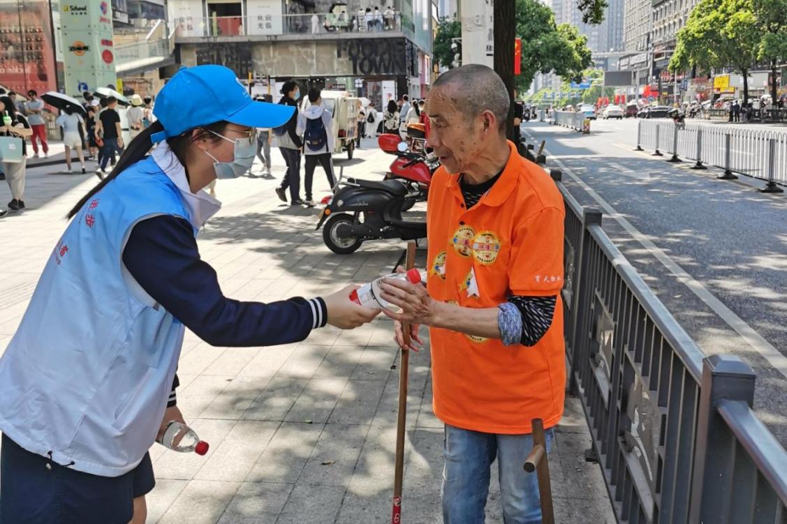 大美長沙處處皆風(fēng)景,，“城市美容師”堅(jiān)守崗位扮靚城市,，天心青年志愿者為環(huán)衛(wèi)工人愛心送水。  長沙晚報(bào)全媒體記者 王斌 通訊員 龔樂梅 攝影報(bào)道