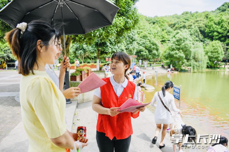 志愿者“紅馬甲”成了青山綠水間最美風(fēng)景。通訊員 周羽洋 攝