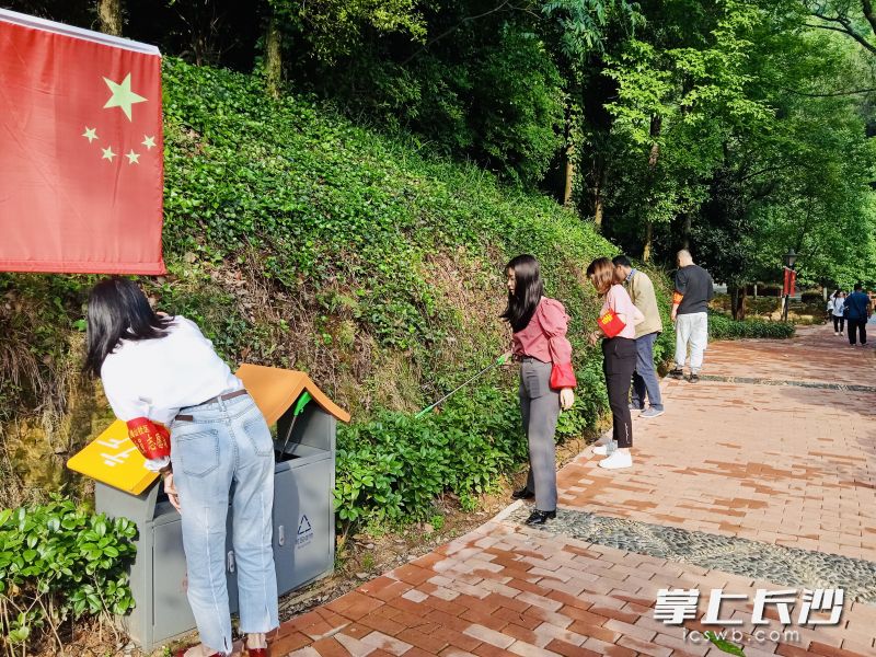 “五四”青年節(jié)秀峰街道90后青年干部全體在秀峰公園志愿服務(wù)崗位上過(guò)節(jié),。通訊員 周羽洋 攝