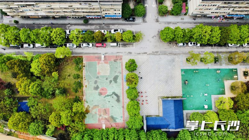 無人機俯瞰下,，停車位規(guī)范齊整,，公園綠地、體育場館一應俱全,，讓人以為進了個“假農安小區(qū)”,。全媒體記者 陳飛 李卓 攝影報道