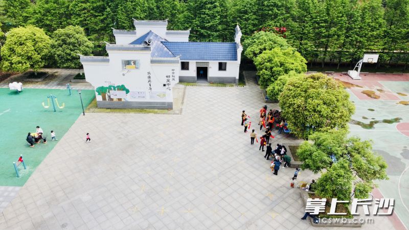 老舊農安小區(qū)“變臉”,，有了白墻碧瓦的鄰里會所,，不比城里高檔樓盤掉價。全媒體記者 陳飛 李卓 攝影報道