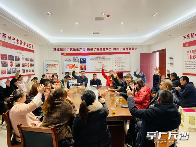 “紅管家”當家,，業(yè)主居民話事，小區(qū)自治形成了“鄰”聚力,。全媒體記者 陳飛 李卓 攝影報道