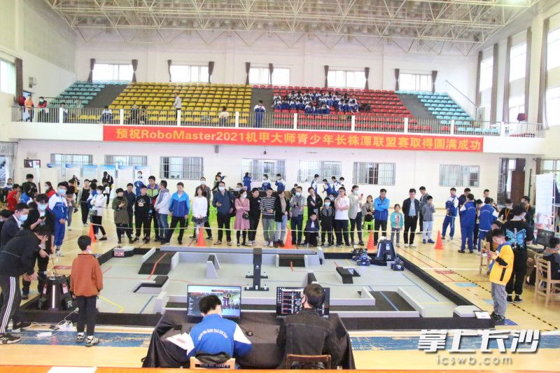 機甲大師青少年系列賽比賽現場,，這是首次在長沙開賽。    均為學校供圖