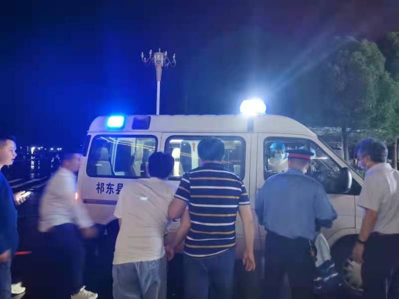 王琪將小伙子送上救護車,。