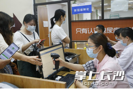 接種工作團(tuán)隊(duì)各司其職,，分別負(fù)責(zé)疫苗注射,、登記、溝通協(xié)調(diào)等任務(wù),。