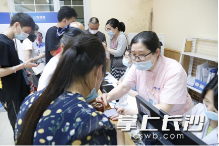 原本計(jì)劃在6月初休假的彭婷玉，想到當(dāng)前科室人員調(diào)配緊張,，便主動(dòng)請(qǐng)纓,，放棄休假，堅(jiān)持上班,。