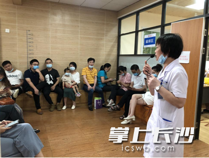 桔子洲三真社區(qū)衛(wèi)生服務(wù)中心公衛(wèi)科主任左燁的兒子正在參加高考,，她卻忙著為留觀居民解讀接種后注意事項(xiàng)，無(wú)暇陪伴兒子,。