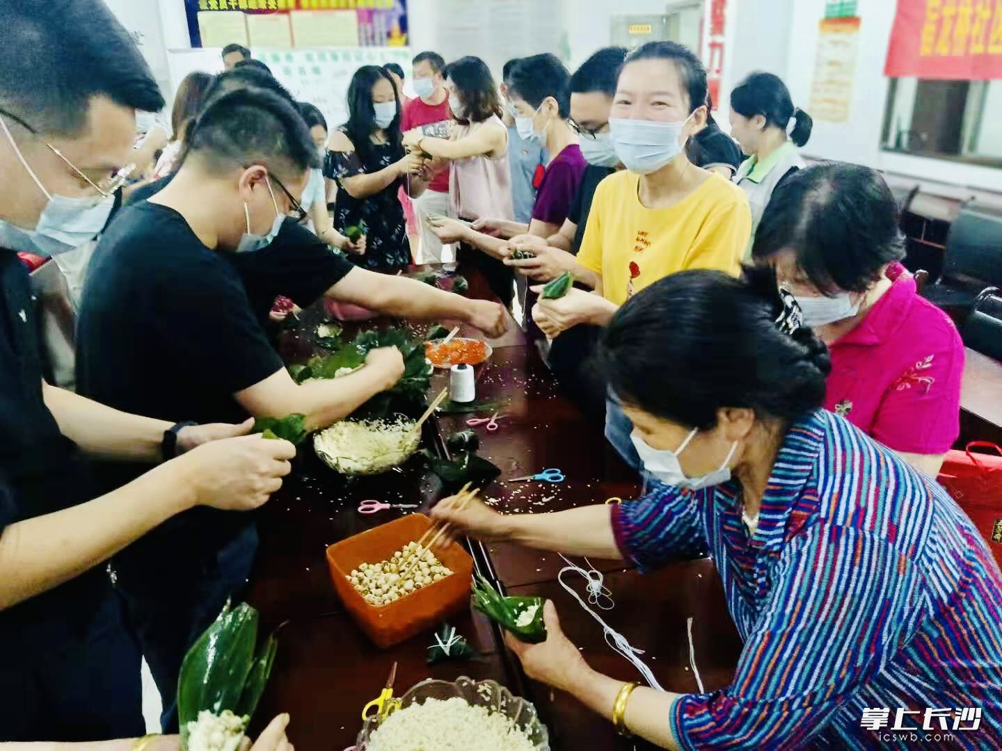 白蓮,、糯米裹進青青箬竹葉，“廉粽”連心,，共度佳節(jié),。長沙晚報全媒體記者 李卓 攝