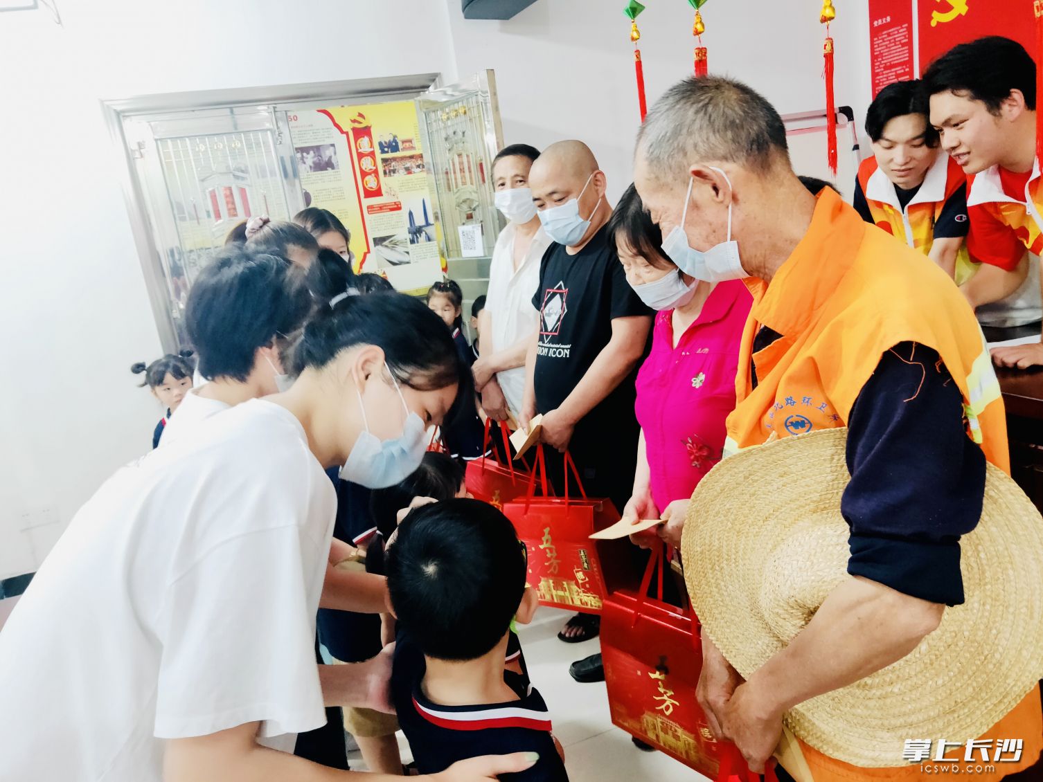 黨員志愿者和親子家庭一起將“廉心粽”禮包送給社區(qū)困難居民,、環(huán)衛(wèi)工人和退役老兵,。長沙晚報全媒體記者 李卓 攝
