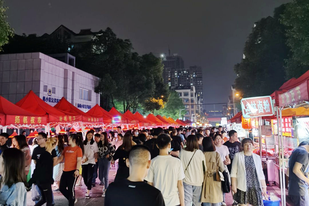 作為長沙著名的“打卡勝地”,，揚帆夜市內(nèi)整齊的地攤位一線鋪開,，行走在其中的市民、游客三五成群,。均為長沙晚報全媒體記者 劉攀 攝