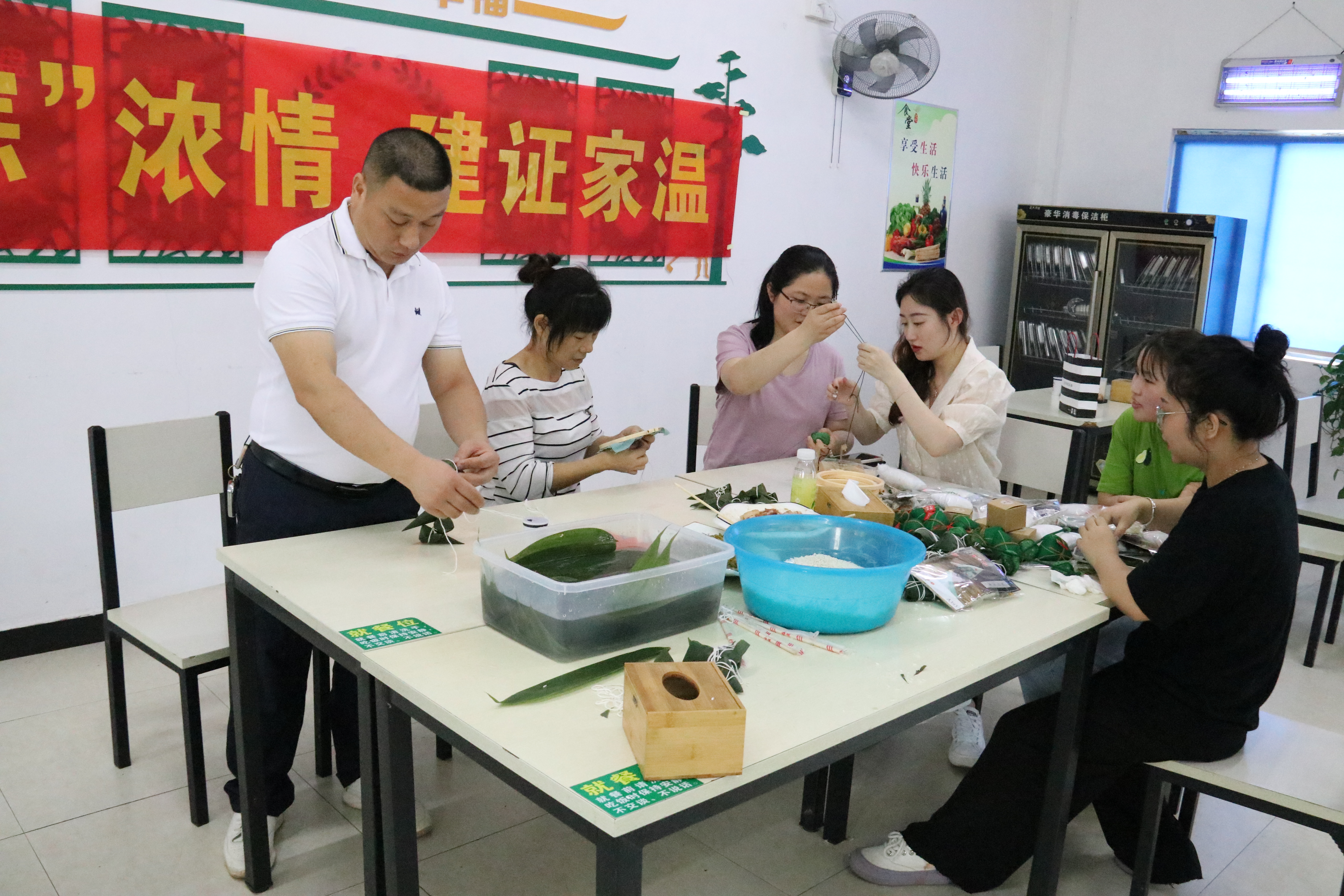 13日,，中建三局長沙縣人民醫(yī)院項目部開展“一粽濃情，建證家溫”迎端午活動,，項目管理人員為工友們包粽子,、縫制端午廉潔香包，大家一起度過一個難忘的端午節(jié),。均為長沙晚報全媒體記者 陳煥明 通訊員 譚靚珣 攝影報道