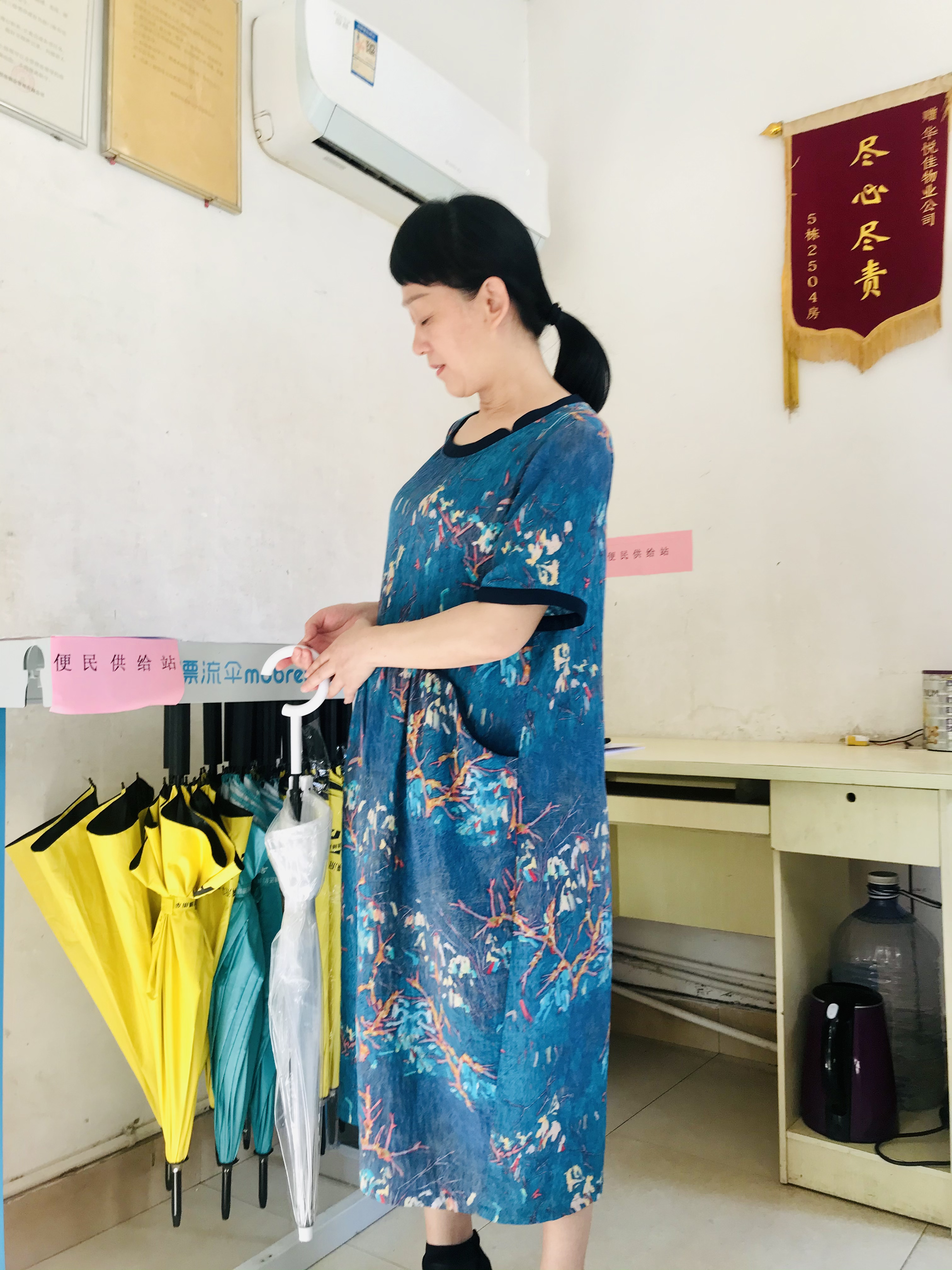 “護學(xué)補給站”里設(shè)施齊全,，家長在此休息等孩子,，不上路添堵。  長沙晚報全媒體記者 李卓 攝