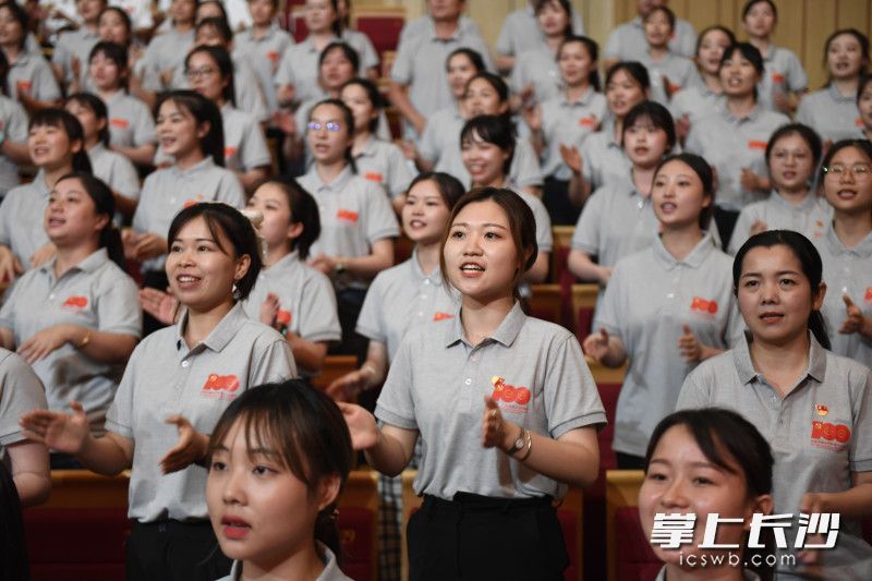 音樂會觀眾現(xiàn)場拉歌，大家情緒高昂,、歌聲嘹亮,。
