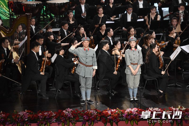 音樂會邀請眾多文藝名家登臺,，圖為王宏偉,、劉一禎演原創(chuàng)民族歌劇《半條被子》的選段。