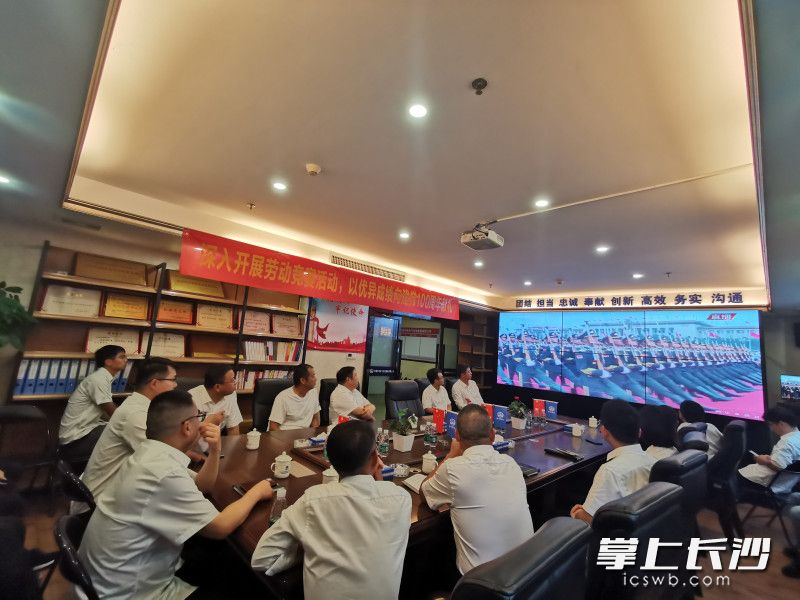 中鐵電氣化局集團(tuán)有限公司長(zhǎng)沙地鐵6號(hào)線PPP項(xiàng)目總承包管理部第一項(xiàng)目部組織收看慶祝中國(guó)共產(chǎn)黨成立100周年大會(huì),。通訊員  攝