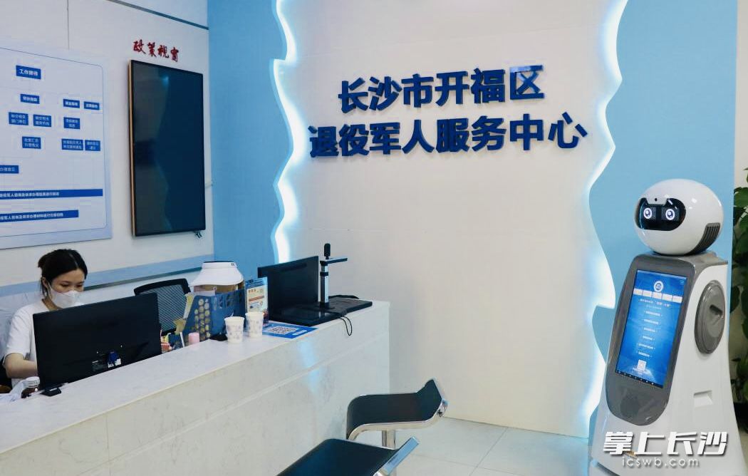 “小役”一臉“萌萌噠”，服務起來卻很精準專業(yè),。 通訊員 彭泫皓 攝