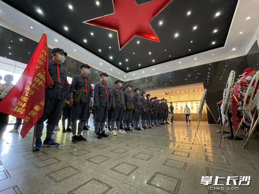 7月5日至9日,，長(zhǎng)沙市委黨校57期中青班在紅色革命根據(jù)地江西井岡山進(jìn)行現(xiàn)場(chǎng)教學(xué)期間，走進(jìn)井岡山革命烈士陵園,，向先烈敬獻(xiàn)花圈,。長(zhǎng)沙晚報(bào)全媒體記者 舒薇 攝